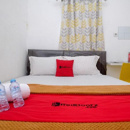 Hotel RedDoorz near Politeknik Manado Zewnętrze zdjęcie